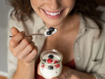 Frau isst Joghurt mit Früchten | © Getty Images/Ridofranz