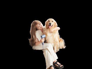 Frau föhnt ihrem Hund die Haare mit einem Laifen Haartrockner | © Laifen PR