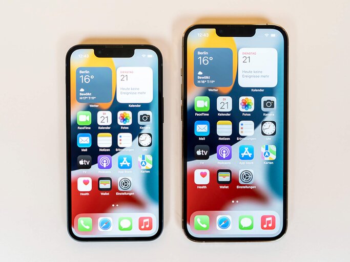 Das iPhone 13 mini (links) und Pro im Größenvergleich. | © IMTEST