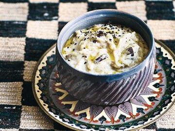 Hummus in einer bunten, orientalischen Schale. | © GrossmannSchuerle, Christian Verlag