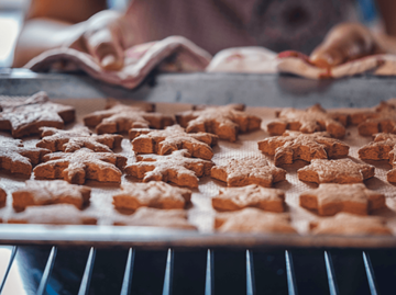 Butterplätzchen liegen auf einem Blech. | © Gmvozd, iStock