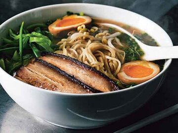 Nahaufnahme von Miso-Ramen in einem weißen Teller. | © Roland Persson