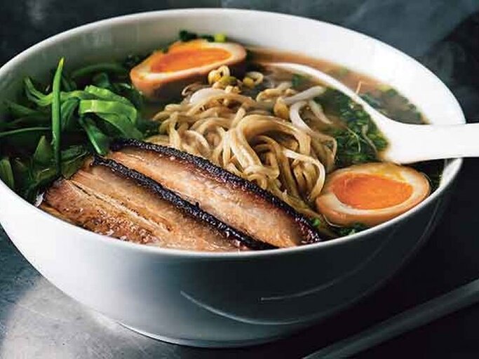 Nahaufnahme von Miso-Ramen in einem weißen Teller. | © Roland Persson