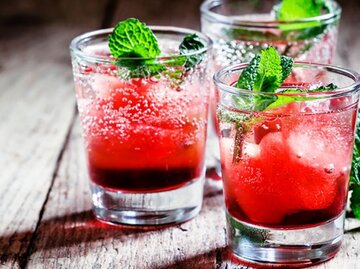 Rote Drinks mit Minze auf einem Tisch. | © 5PH, iStock