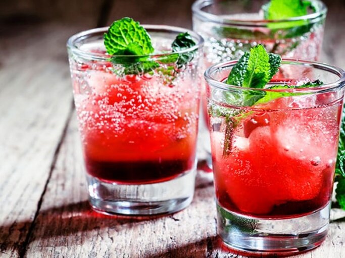 Rote Drinks mit Minze auf einem Tisch. | © 5PH, iStock