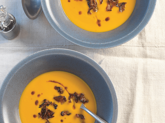 Karotten-Ingwer-Suppe auf einem Tisch. | © EISENHUT & MAYER/BRANDSTAETTER VERLAG