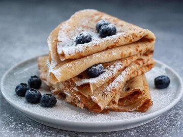 Vegane Pfannkuchen mit Blaubeeren garniert | © Getty Images/Natalya Mamaeva