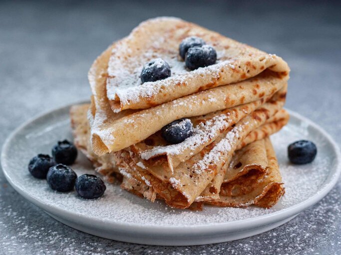 Vegane Pfannkuchen mit Blaubeeren garniert | © Getty Images/Natalya Mamaeva