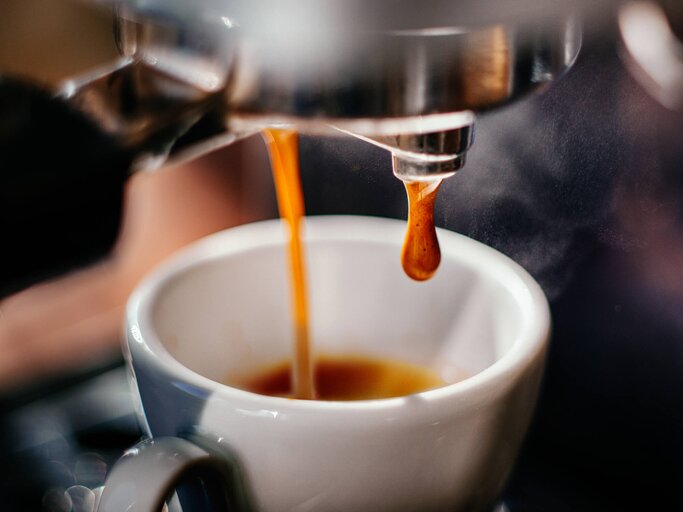 Espresso kommt aus einer Baristamaschine. | © gettyimages.de /  Guido Mieth