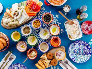 Verschiedene Mezze auf einem Tisch. | © gettyimages.de / Alexander Spatari