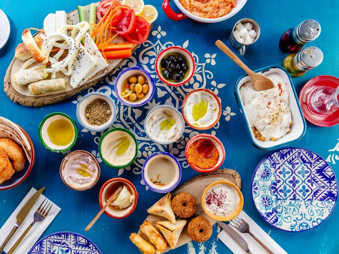 Verschiedene Mezze auf einem Tisch. | © gettyimages.de / Alexander Spatari