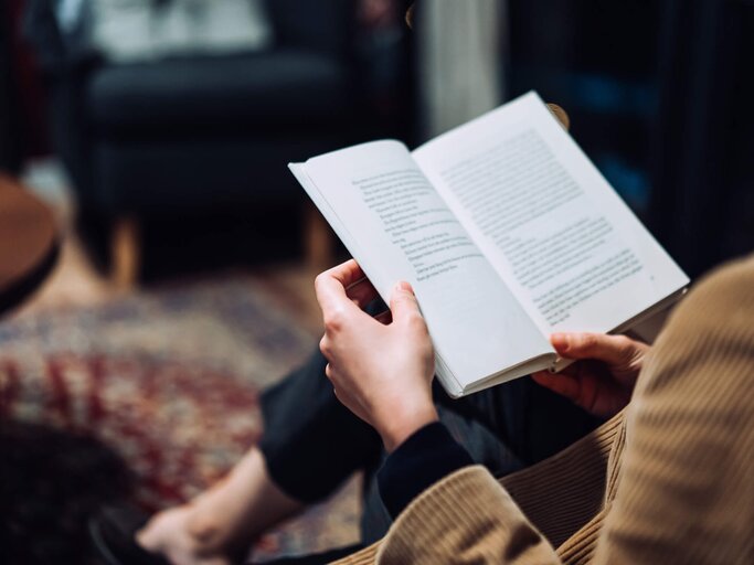 Frau mit Buch in der Hand | © gettyimages.de / d3sign