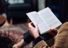 Frau mit Buch in der Hand