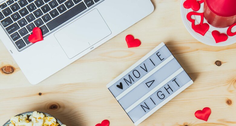 Stimmungs-Bild mit Laptop, Kerzenlicht und Popcorn | © gettyimages.de /  OKrasyuk