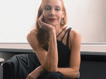 Ute Lemper mit roten Haaren und schwarzen Outfit in einer Portätaufnahme. | © Roberto Serra - Iguana Press, Getty Images