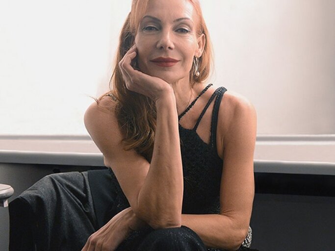 Ute Lemper mit roten Haaren und schwarzen Outfit in einer Portätaufnahme. | © Roberto Serra - Iguana Press, Getty Images