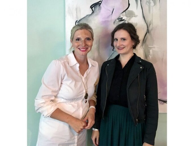 Lea-Sophie Cramer, Gründerin von Amorelie mit DONNA-Online-Redakteurin Ramona.
 | © DONNA