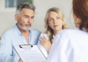Paar ist gemeinsam bei der Krebsvorsorge beim Arzt