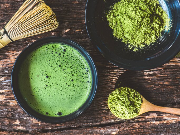 Matcha zum Zubereiten angerichtet | © gettyimages.de / Sitthipong Inthason / EyeEm