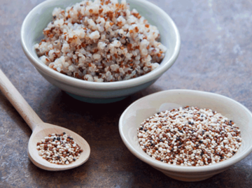 Schwarzer, weißer und roter Quinoa in zwei Schalen. | © Letterberry, Shutterstock