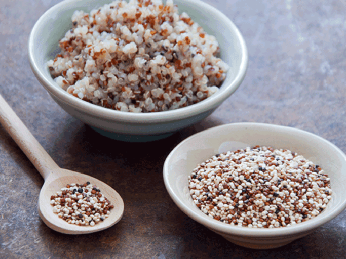 Schwarzer, weißer und roter Quinoa in zwei Schalen. | © Letterberry, Shutterstock