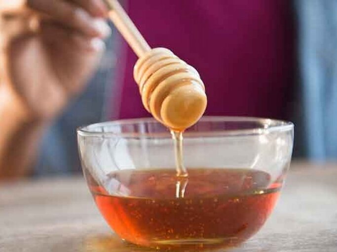Honig in einer Zuckerschale als Zuckerersatz. | © JGI/Jamie Grill, Getty Images
