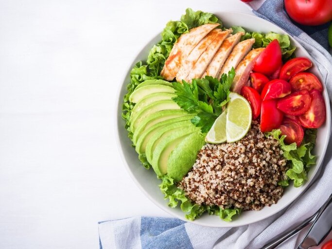 Eine Schalte mit Quinoa, Hähnchen, Tomaten und Avocado. | © Elenadesign, Shutterstock