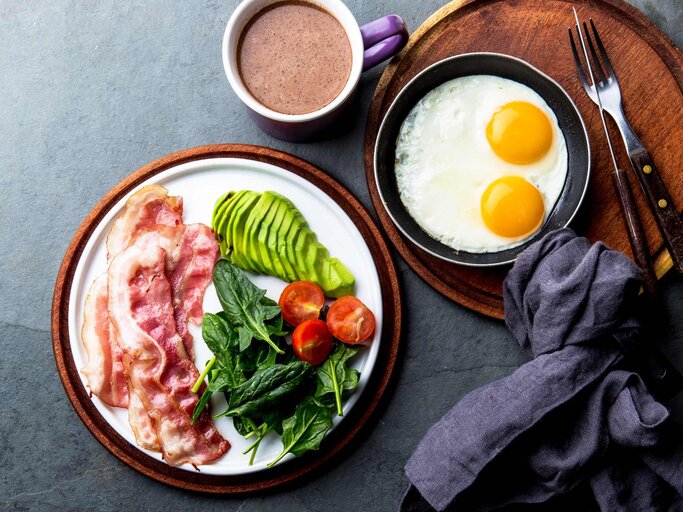gebraten, Ei, Speck und Avocado, Spinat und kugelsichere Kaffee. Low-Carb high fat Frühstück | © Getty Images/LarisaBlinova