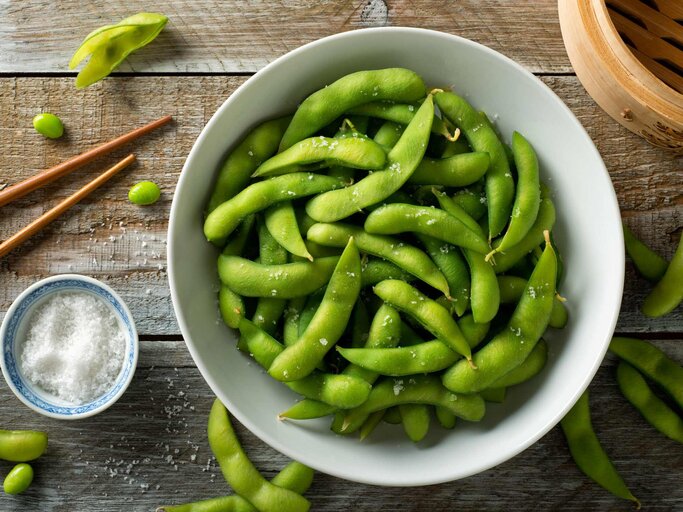 Edamame in einer Schale | © Getty Images/Fudio