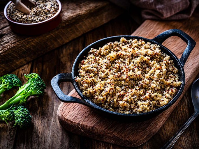 Quinoa in einer Schale | © Getty Images/fcafotodigital