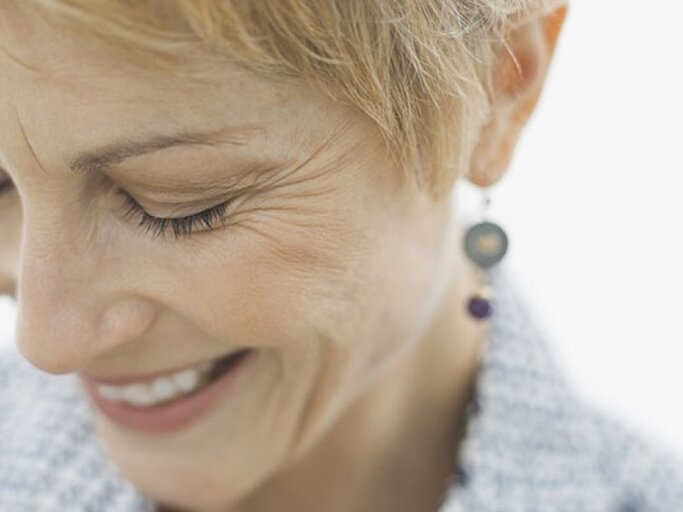 Lächelnde Frau mit kurzen Haaren. | © Hero Images, Getty Images