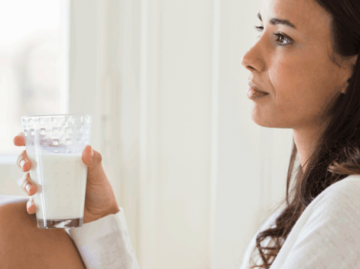 Frau mit einem Glas Milch. | © Blossom Peaches, Getty Images