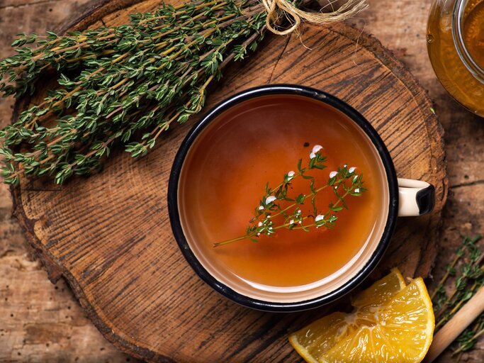 Teetasse mit Tee und Kräutern | © gettyimages.de | Stefan Tomic