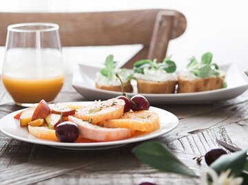 Obstteller auf dem Tisch | © Brooke Lark, Unsplash