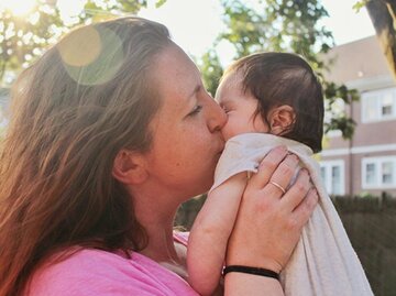 Mutter küsst ihr kleines Baby | © Bonnie Kittle, Stocksnap.io