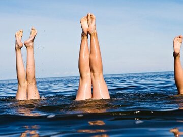 Frauenbeine im Wasser | © Ulf Huett Nilsson, Getty Images
