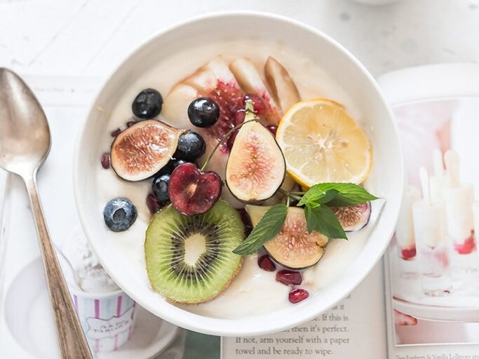 Gesunder Nachmittags-Snack für Gallenwohl: Naturjoghurt mit frischem Obst.
 | © Brooke Lark, Unsplash
