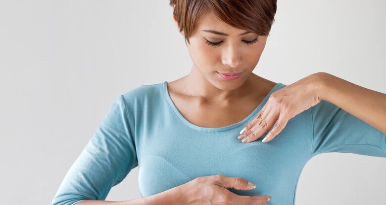 Frau tastet ihre Brust ab | © shutterstock / 9nong