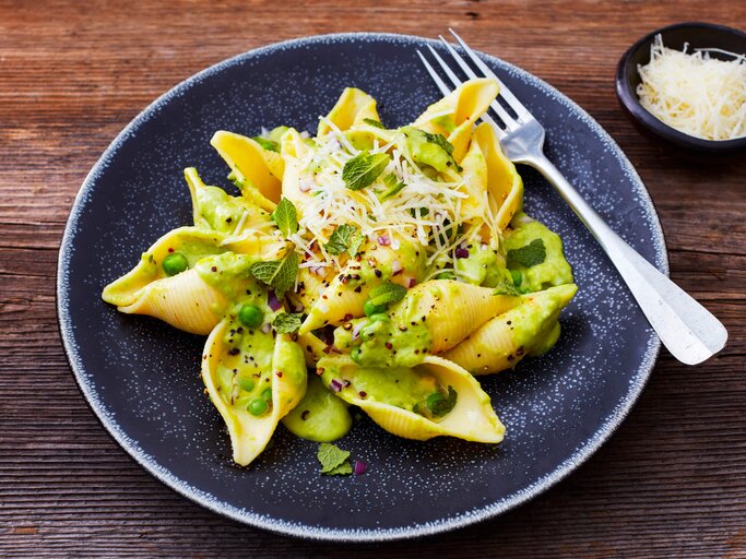 Nudeln mit Avocado-Soße und Erbsen | © gettyimages.de | Westend61