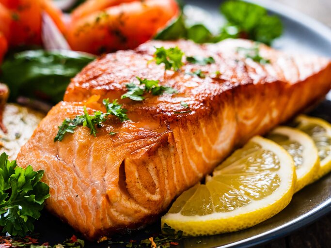 Lachs mit Gemüse und Kartoffeln, garniert mit Zitrone | © gettyimages.de | gbh007