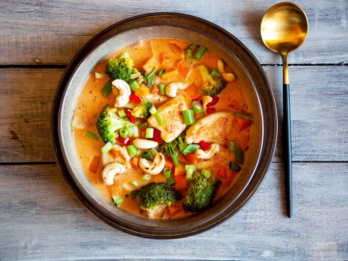 Paprika-Curry mit Hähnchen | © gettyimages.de | Marina Kuttig