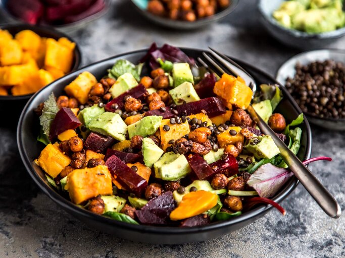 Linsensalat mit Avocado, Süßkartoffel und Rote Beete | © gettyimages.de | Westend61