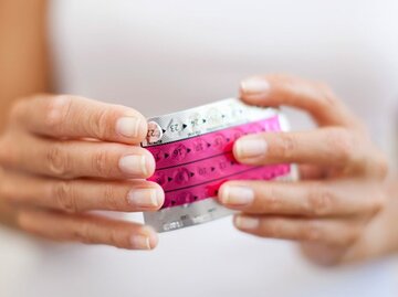 Hande einer Frau die ein Pillen-Plister in | © PhotoAlto/Antoine Arraou, Getty Images