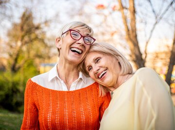 Zwei lachende Frauen mittleren Alters | © GettyImages/MStudioImages