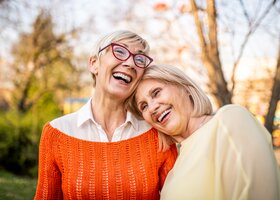 Zwei lachende Frauen mittleren Alters