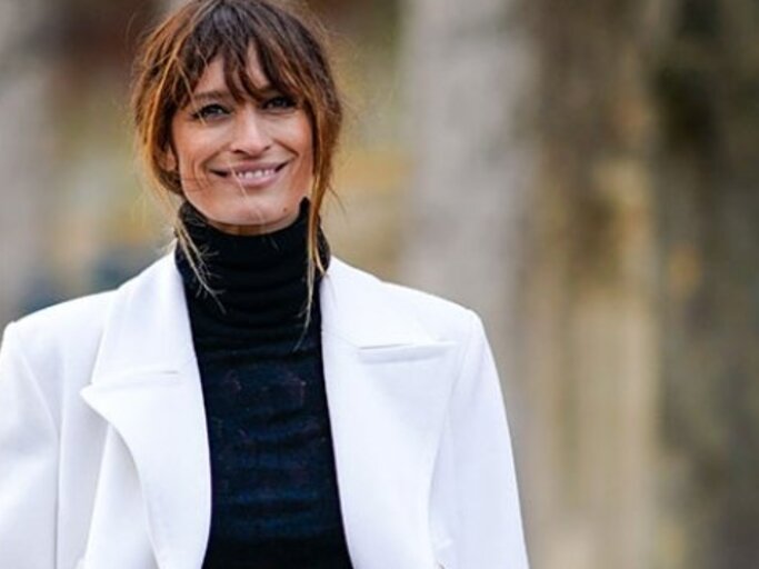 Das Stilgeheimnis von Französinnen wie Caroline de Maigret? Modeklassikern, die sich scheinbar mühelos zu immer wieder neuen Outfits kombinieren lassen.
 | © Edward Berthelot, Getty Images