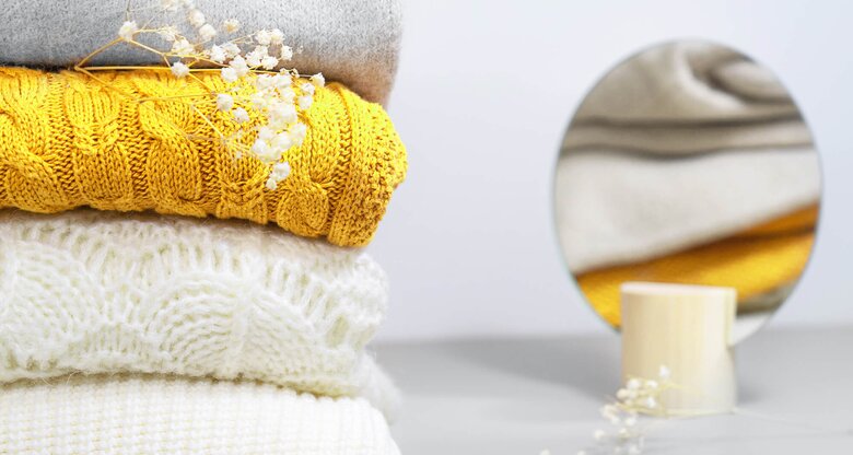 Mehrere Wollpullover aufeinander gestapelt | © gettyimages.de /  Iryna Veklich