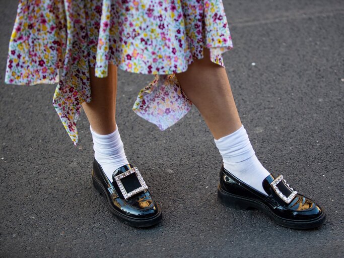 Loafer mit weißen Socken | © gettyimages.de / Christian Vierig 