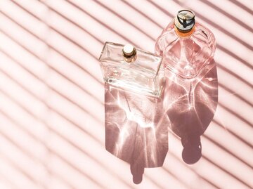 Parfum Flakons im Sonnenlicht | © iStock | Studio Doros