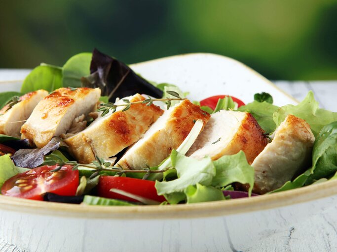 Salat mit gegrilltem Hähnchen | © iStock | beats3